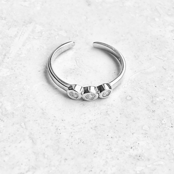 💎TOP SELLER 💎Sterling Silver 3 CZ Toe Ring, Dainty Midi Rings, Stone Jewelry - Picture 4 of 13